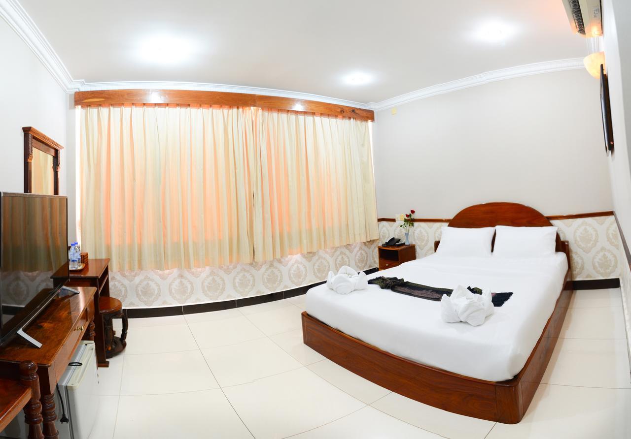 Holiday Hotel Battambang Exterior foto